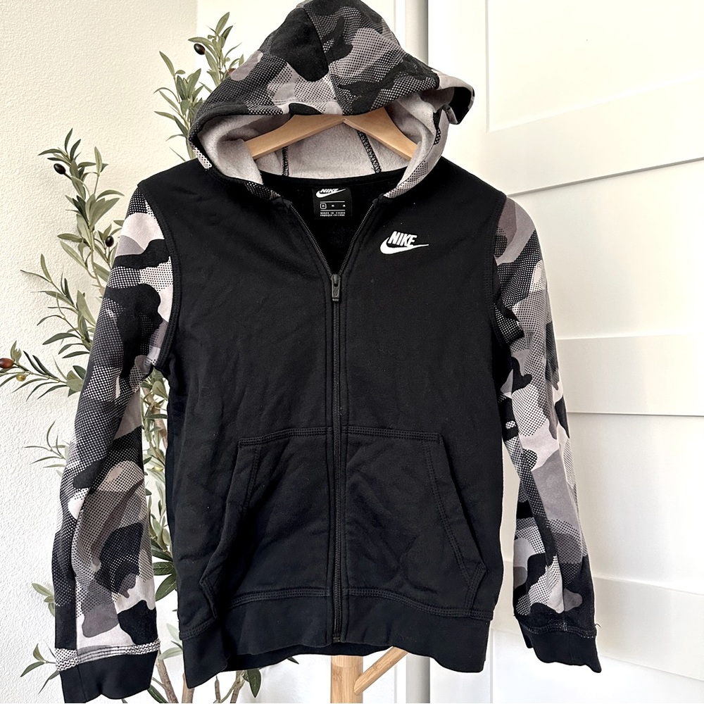 NIKE Youth Hoodie! Back to school ready! 🚌